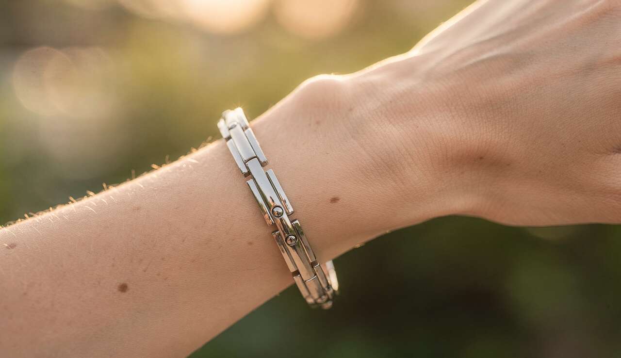 Bracelets et bijoux magn&eacute;tiques : mythes et r&eacute;alit&eacute;s m&eacute;dicales