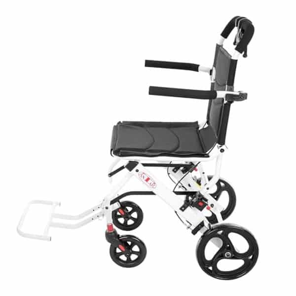 Découvrez notre test complet du fauteuil roulant Antar AT52316 : un modèle léger et pliable, parfait pour la mobilité au quotidien.